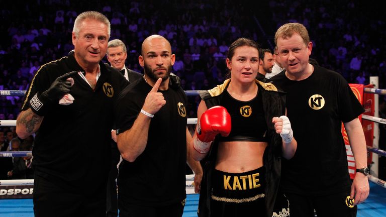 MANCHESTER ARENA.PIC;LAWRENCE LUSTIG.SUPER FEATHERWEIGHT CONTEST.KATIE TAYLOR V VIVIANE OBENAUF