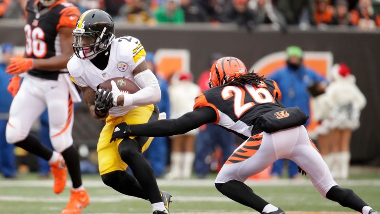 CINCINNATI, OH - DECEMBER 18:  Josh Shaw #26 of the Cincinnati Bengals attempts to tackle Le'Veon Bell #26 of the Pittsburgh Steelers during the first quar