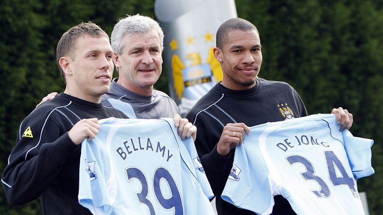Manchester City's new signings Welsh striker Craig Bellamy (L) and Dutch midfielder Nigel De Jong (R) pose for photographers with Manchester City manager M