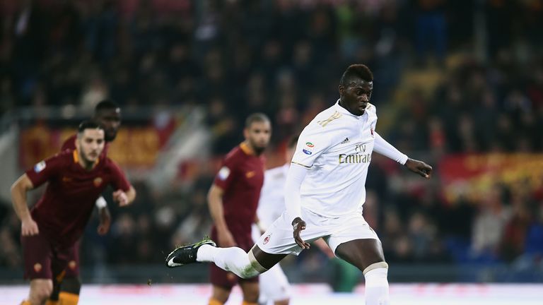 M'Baye Niang fails to find the net from 12 yards