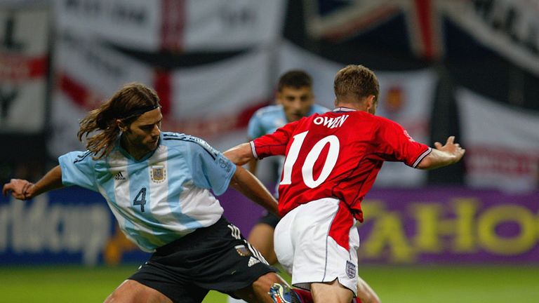 Michael Owen of England is tackled in the penalty area by Mauricio Pochettino of Argentina during England v Argentina