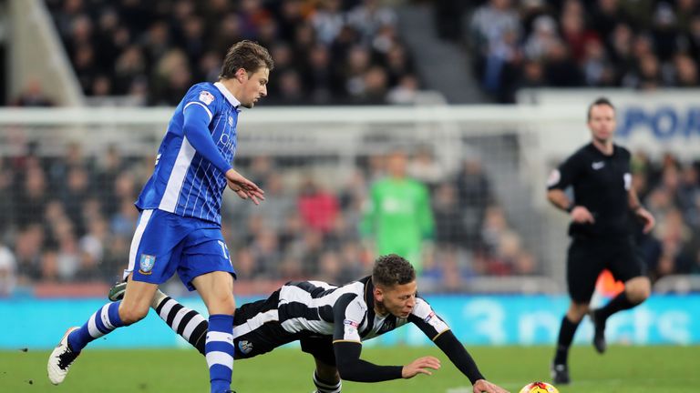 Newcastle United's Dwight Gayle (right) and Sheffield Wednesday's Glenn Loovens battle for the ball during the Sky Bet Championship match at St James' Park