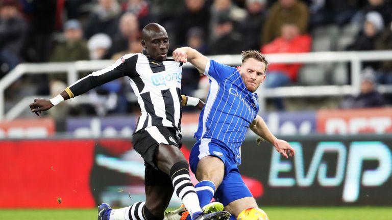Newcastle United's Mohamed Diame (left) and Sheffield Wednesday's Tom Lees battle for the ball during the Sky Bet Championship match at St James' Park