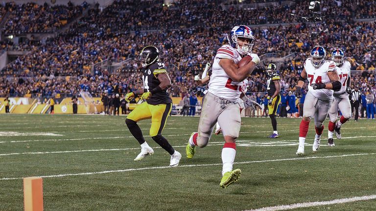 PITTSBURGH, PA - DECEMBER 04:  Rashad Jennings #23 of the New York Giants scores a touchdown on a 13 yard pass from Eli Manning #10 in the third quarter du