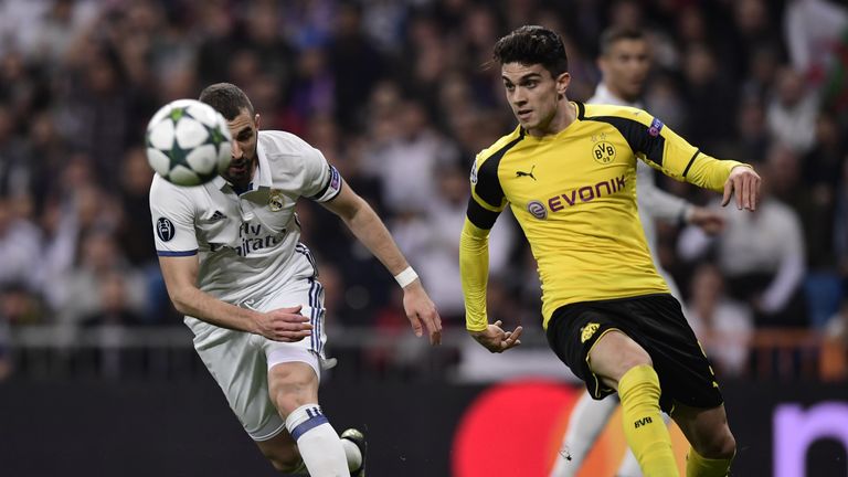 Real Madrid's French forward Karim Benzema (L) vies with Dortmund's Spanish defender Marc Bartra during the UEFA Champions League football match Real Madri