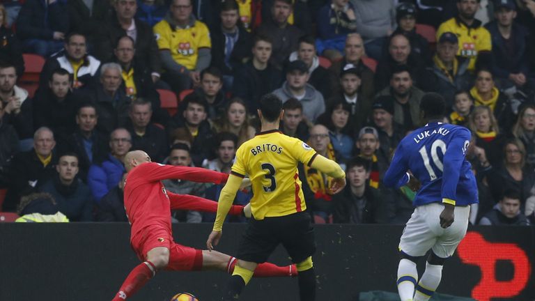 Everton's Belgian striker Romelu Lukaku (R) shoots and scores past Watford's Brazilian goalkeeper Heurelho Gomes during the English Premier League football