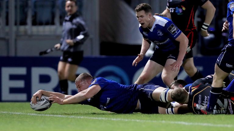 Ross Molony stretches to score Leinster's second try of the evening