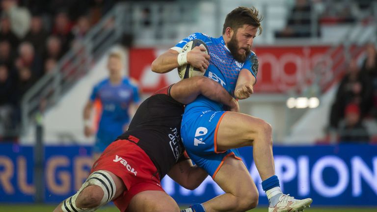  DHT Van der Merwe looks to get past the Toulon defence