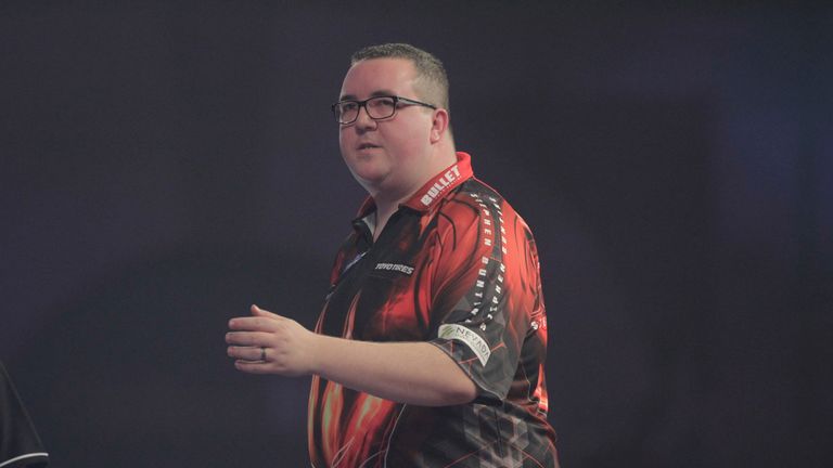WLLIAM HILL WORLD DARTS CHAMPIONSHIP 2017.ALEXANDRA PALACE,LONDON.PIC;LAWRENCE LUSTIG.ROUND 1.Stephen Bunting  v Darren Webster.STEPHEN BUNTING  IN ACTION