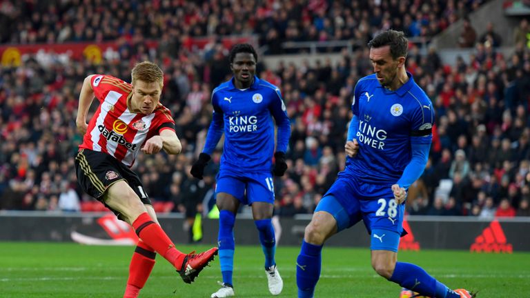 SUNDERLAND, ENGLAND - DECEMBER 03: Duncan Watmore of Sunderland shoots at goal during the Premier League match between Sunderland and Leicester City at Sta