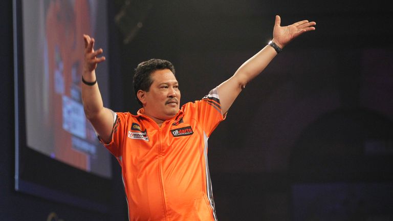 WLLIAM HILL WORLD DARTS CHAMPIONSHIP 2017.ALEXANDRA PALACE,LONDON.PIC;LAWRENCE LUSTIG.ROUND1.Benito van de Pas  v Tengku Shah.Tengku Shah IN ACTION