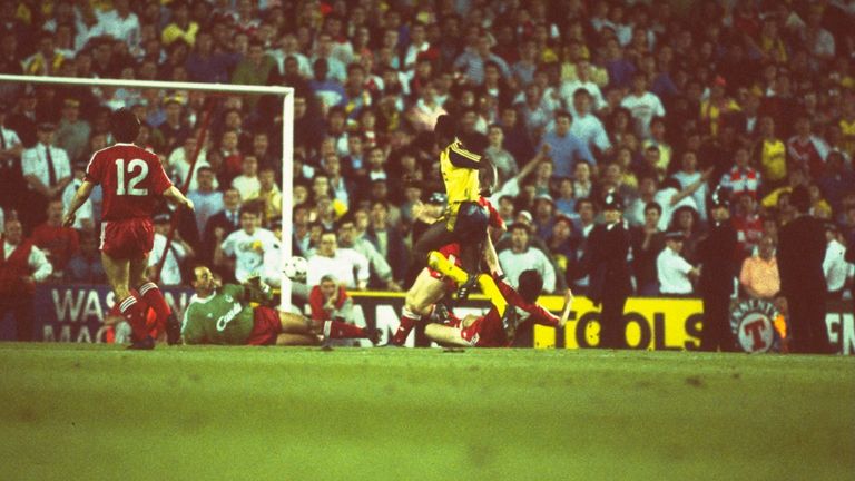 Michael Thomas of Arsenal (right) defeats goalkeeper Bruce Grobbelaar (centre) of Liverpool to score their second title-clinching goal in 1988/89