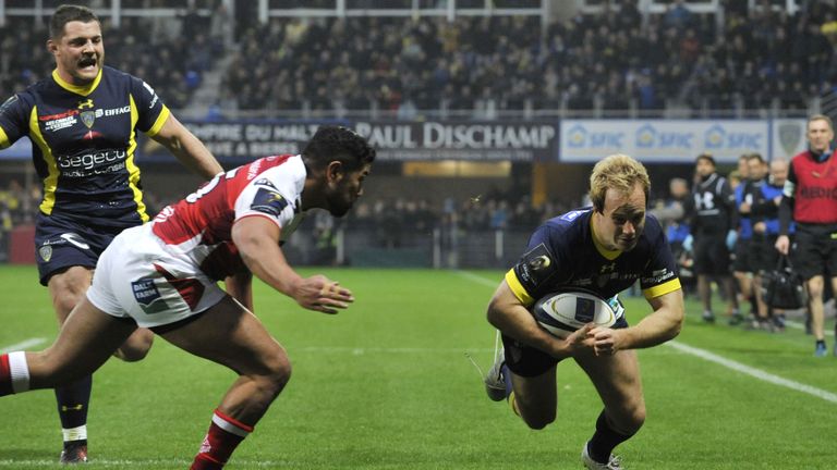 Clermont's English fullback Nick Abendanon (R) scores a try during a rugby union European Cup match between Clermont and Ulster at the Michelin stadium i