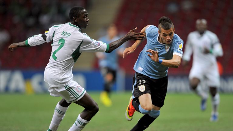 Uruguay's forward Nicolas Lopez (R) vies with Nigeria's defender Wilfred Onyinye Ndidi (L)during the round 16 stage football match between Nigeria and Urug