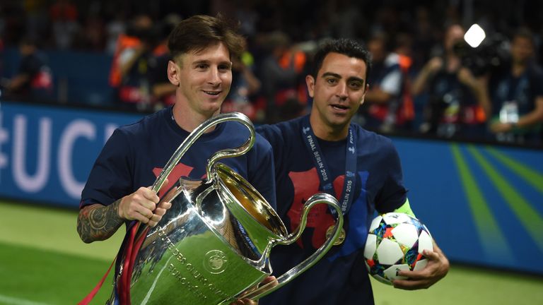 Barcelona's midfielder Xavi Hernandez (R) and Barcelona's Argentinian forward Lionel Messi celebrate with the trophy after the UEFA Champions League Final 