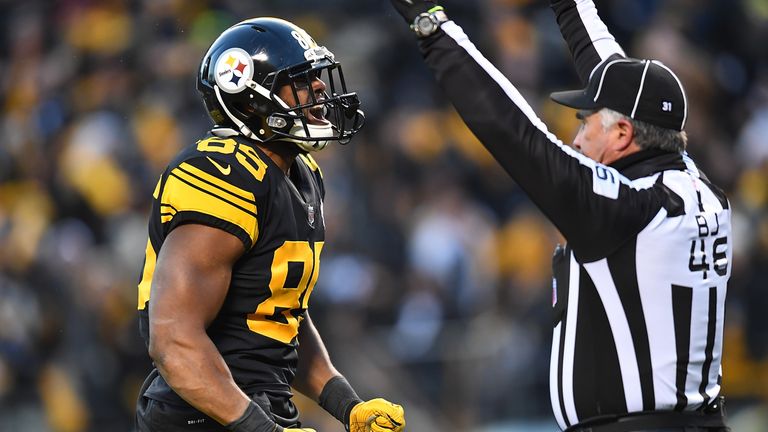 PITTSBURGH, PA - DECEMBER 25:  Xavier Grimble #85 of the Pittsburgh Steelers reacts after a 20 yard touchdown reception in the first quarter during the gam