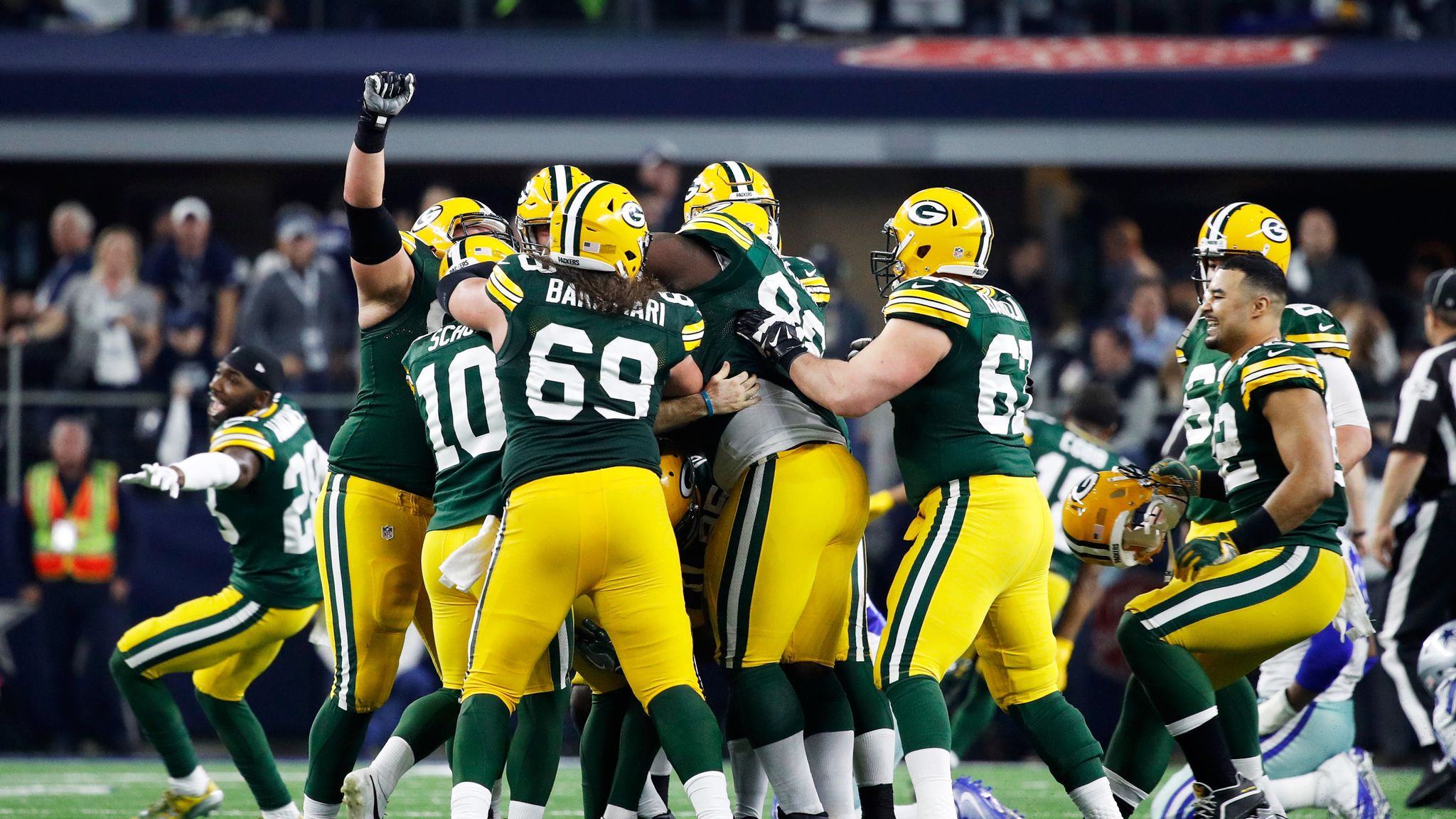 Rodgers remains clutch as Packers rally to beat Cowboys 34-31