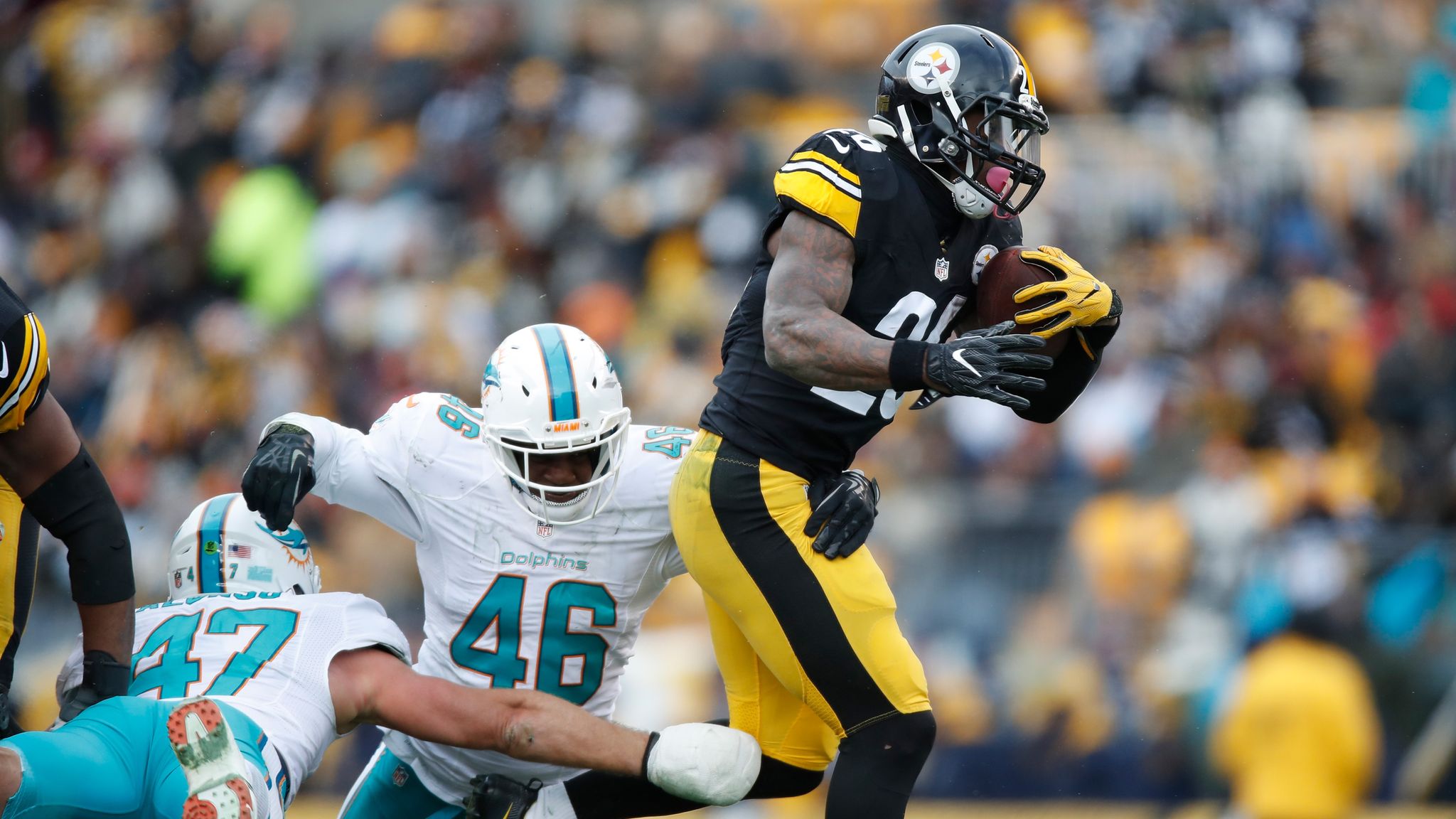 Bell powers Steelers past Dolphins, 30-12