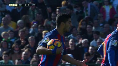Suarez saves Barcelona