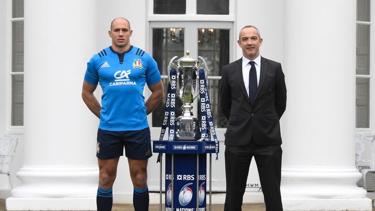 Sergio Parisse, Captain of Italy (L) and Conor O'Shea, Head Coach of Italy (R) pose with he Six Nations trophy