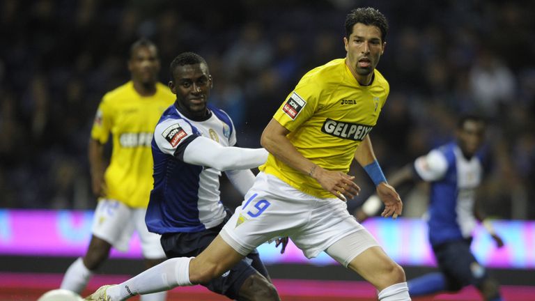 Porto's Colombian forward Jackson Martinez vies with Estoril's defender Steven Vitoria during the Portuguese league match FC Porto vs Estoril in 2013