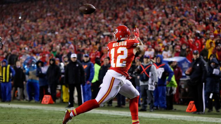 KANSAS CITY, MP - JANUARY 15: Wide receiver Albert Wilson #12 of the Kansas City Chiefs begins his catch that would lead to a five yard touchdown in the fi