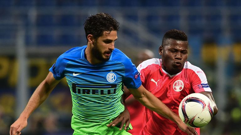 Hapoel Beer Sheva's Brasilian forward Lucio Maranhao (R) vies for the ball with Inter Milan's Italian defender Andrea Ranocchia during the Europa League fo