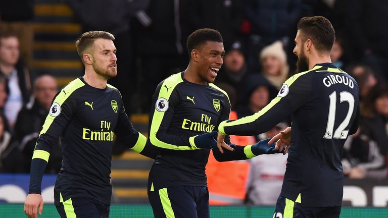 Aaron Ramsey, Alex Iwobi (C) and Olivier Giroud celebrate