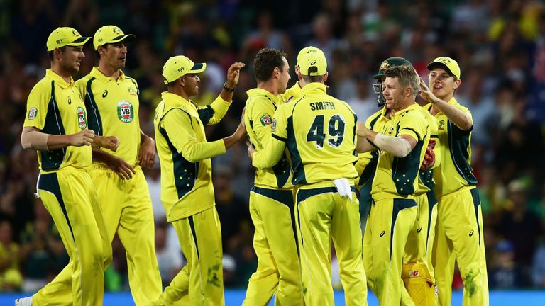 SYDNEY, AUSTRALIA - JANUARY 22:  David Warner of Australia (R) celebrates with team mates after taking a catch to dismiss Shoaib Malik of Pakistan during g