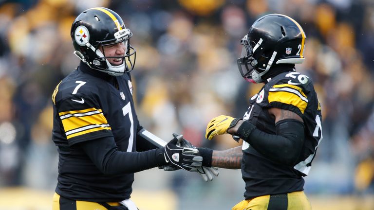 PITTSBURGH, PA - JANUARY 08:  Le'Veon Bell #26 of the Pittsburgh Steelers celebrates with quarterback Ben Roethlisberger #7 after scoring a touchdown durin