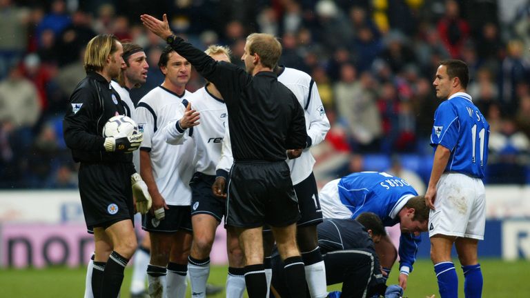 29 Dec 2001: Paul Warhurst of Bolton Wanderers is sent-off during the FA Barclaycard Premiership match against Leicester City