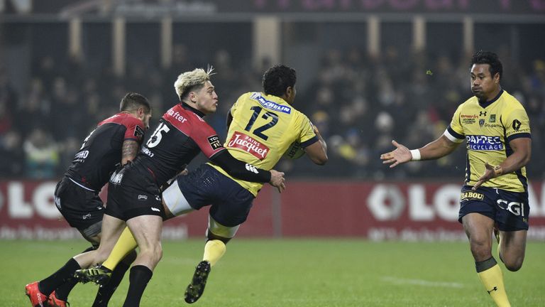 Clermont's French centre Wesley Fofana (C) tries to pass the ball to Clermont's Australian hooker John Ulugia (R)  during the French union rugby match betw