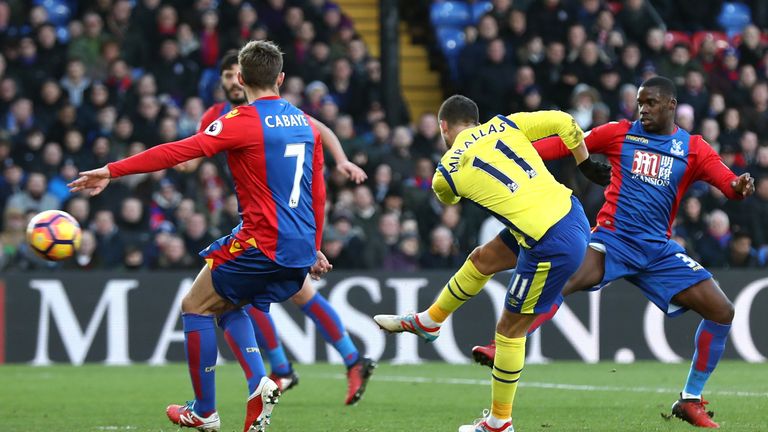 LONDON, ENGLAND - JANUARY 21: Kevin Mirallas of Everton (R) shoots during the Premier League match between Crystal Palace and Everton at Selhurst Park on J