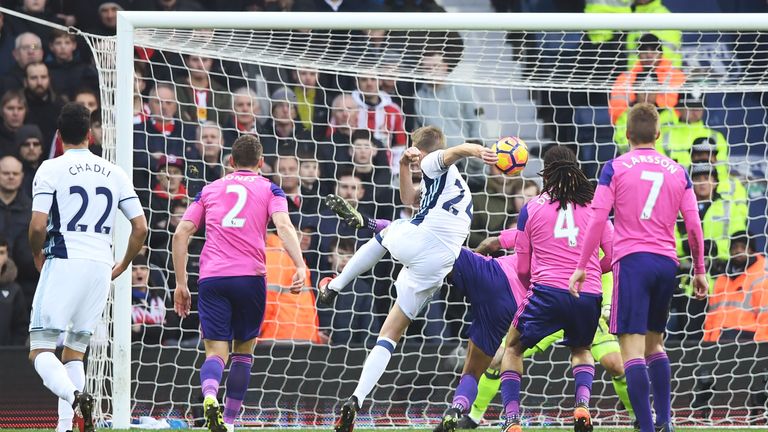 WEST BROMWICH, ENGLAND - JANUARY 21:  Darren Fletcher of West Bromwich Albion (C) scores his sides first goal during the Premier League match between West 