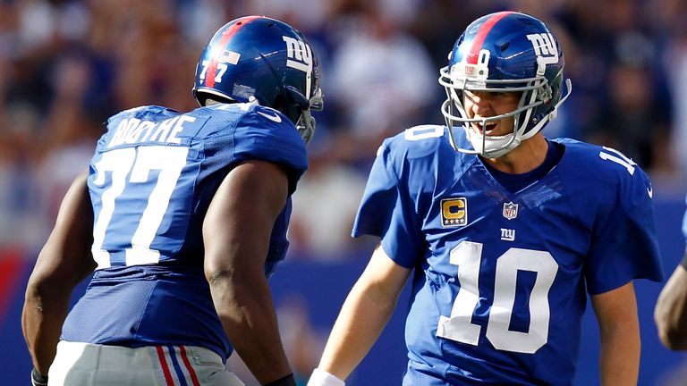 EAST RUTHERFORD, NJ - SEPTEMBER 16:  Eli Manning #10 and  Kevin Boothe #77 of the New York Giants celebrate a touchdown against the Tampa Bay Buccaneers du