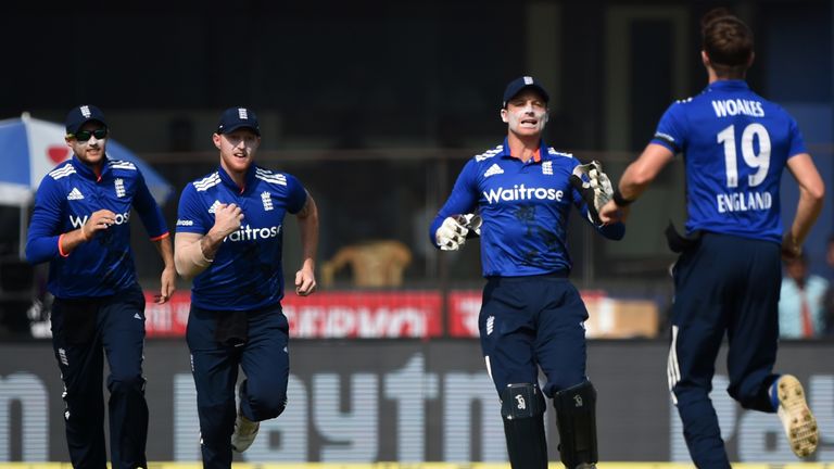 England's Chris Woakes (R), Jos Buttler (2R), Ben Stokes (2L)  and Joe Root celebrate the dismissal of India's K.L. Rahul during the second One Day Interna