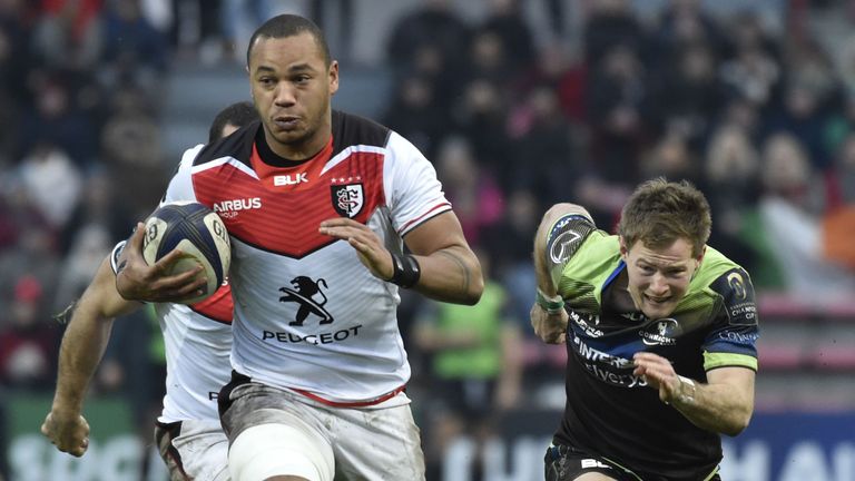 Toulouse's Gael Fickou (C) runs with the ball past Connacht'S Kieran Marmion during the Champions Cup pool match 22/01/2017