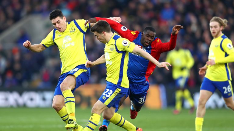 LONDON, ENGLAND - JANUARY 21: Gareth Barry of Everton (L) and Seamus Coleman of Everton (C) foul Jeffrey Schluppof Crystal Palace (R) during the Premier Le