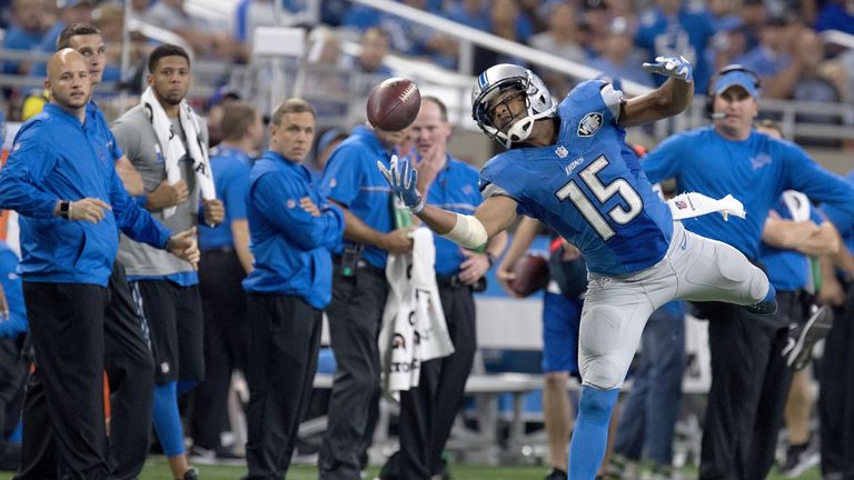 DETROIT, MI - SEPTEMBER 18: Golden Tate #15 of the Detroit Lions has the ball go off his finger tips for an incomplete pass during 2nd half action against 