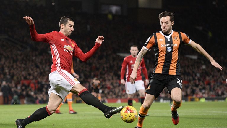 Manchester United's Henrikh Mkhitaryan (L) vies with Hull City's Ryan Mason