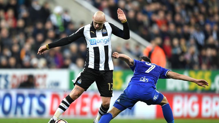Jonjo Shelvey of Newcastle United takes on Robert Tesche