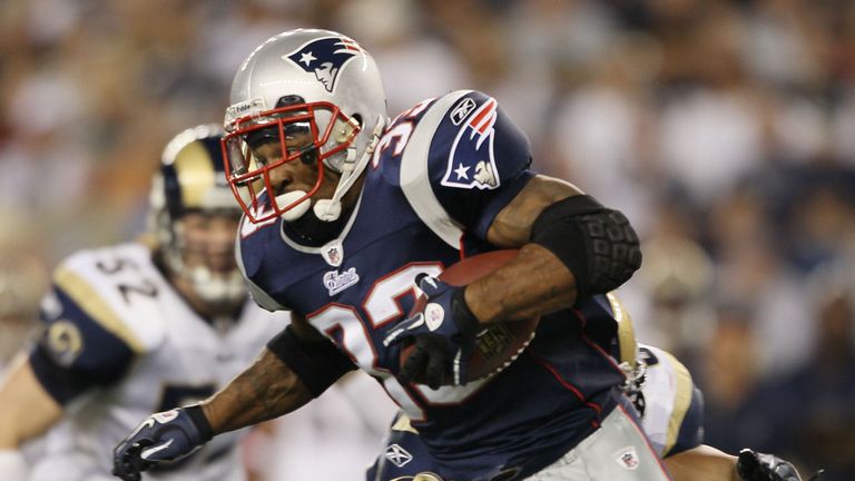 FOXBORO, MA - AUGUST 26:  Kevin Faulk #33 of the New England Patriots carries the ball in the first half against the St. Louis Rams on August 26, 2010 at G