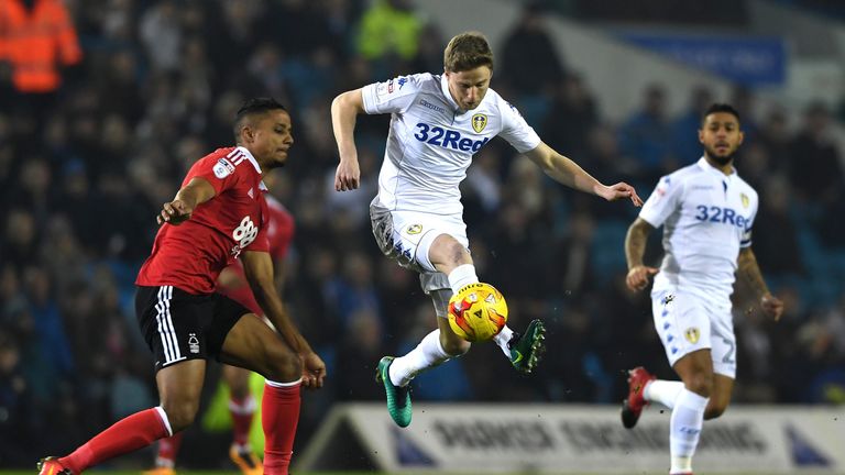 Michael Mancienne of Nottingham Forest closes down Eunan O'Kane of Leeds 