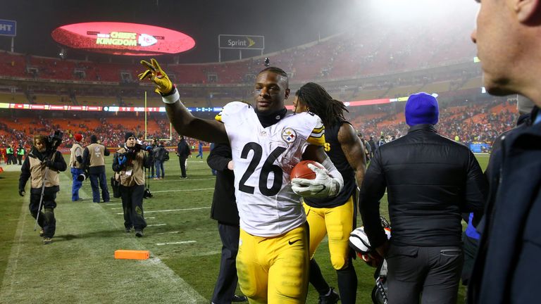 KANSAS CITY, MP - JANUARY 15:  Running back Le'Veon Bell #26 of the Pittsburgh Steelers walks off of the field after the game against the Kansas City Chief