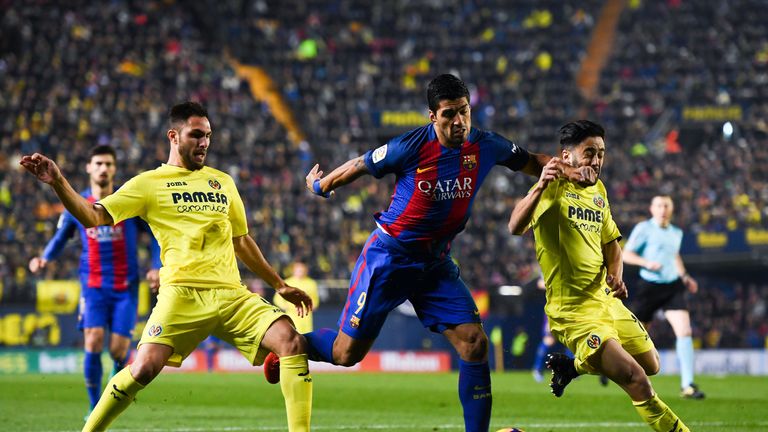 VILLARREAL, SPAIN - JANUARY 08:  Luis Suarez of FC Barcelona competes for the ball with Victor Ruiz (L) and Jaume Costa of Villarreal CF during the La Liga