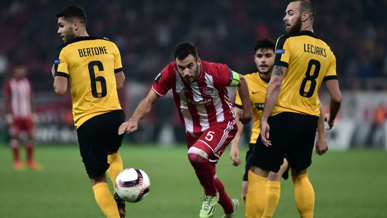 Olympiacos Piraeus' Serbian midfielder Luka Milivojevic (C) vies with BSC Young Boys' Swiss midfielder Leonardo Bertone (L) and Swiss defender Jan Lecjaks 