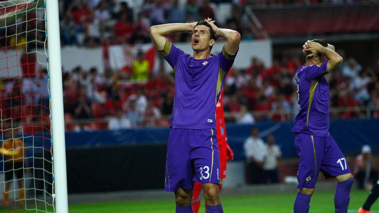 SEVILLE, SPAIN - MAY 07:  Mario Gomez of Fiorentina reacts after failing to score during the UEFA Europa League Semi Final first leg match between FC Sevil