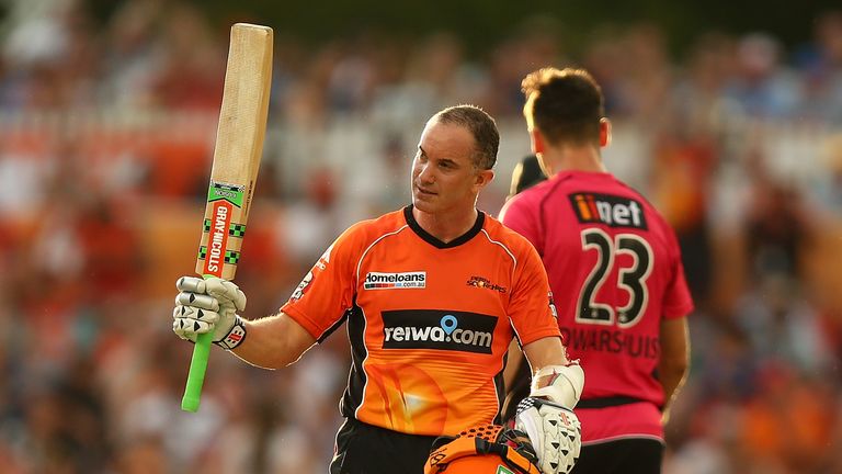 Michael Klinger made an unbeaten 71 as Perth Scorchers stormed to the Big Bash title
