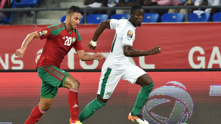 Morocco's forward Aziz Bouhaddouz (L) challenges Ivory Coast's defender Eric Bailly