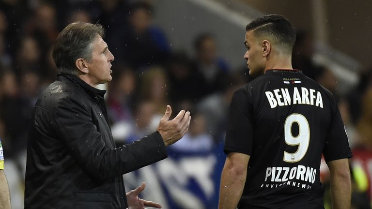 Nice's French head coach Claude Puel (L) talks with Nice's French forward Hatem Ben Arfa (R) during the French L1 football match Olympique Lyonnais and OGC